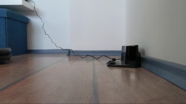 Şarj istasyonuna gelen robot elektrikli süpürge — Stok video