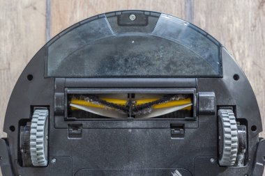 Robot bir elektrik süpürgesinin altı - tekerlekler ve fırçalar