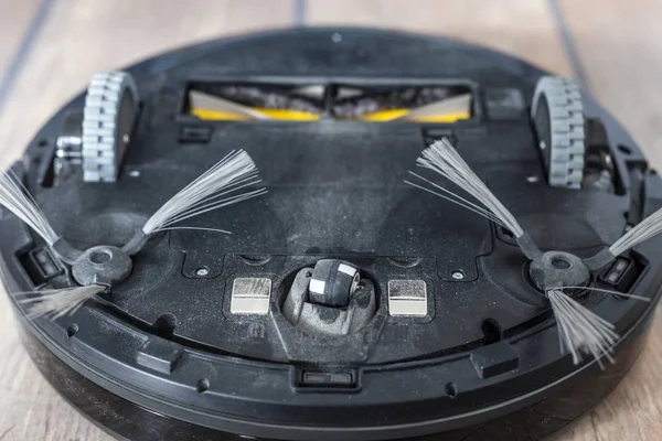 Parte inferior de una aspiradora robot - ruedas y cepillos — Foto de Stock
