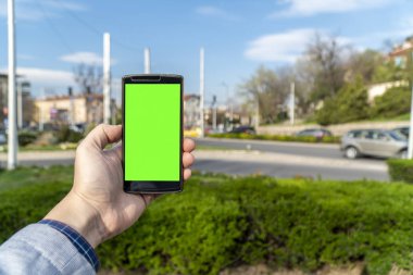 Sokak kavramı üzerinde bir telefon kullanma