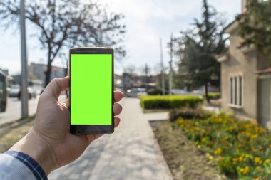 Sokak kavramı üzerinde bir telefon kullanma