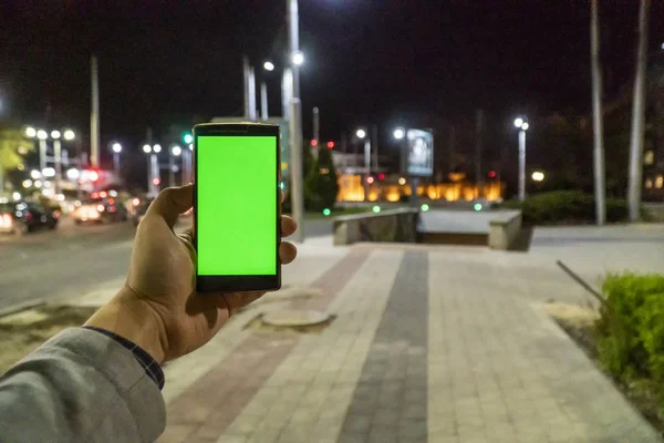 Conceito de casa inteligente nas ruas da cidade noturna — Fotografia de Stock