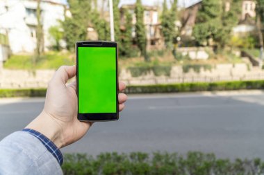 Sokak kavramı üzerinde bir telefon kullanma