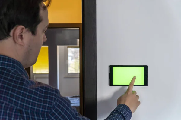 Dispositivo de controle de casa inteligente em uma parede — Fotografia de Stock