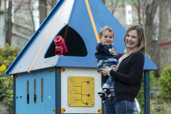 Mutter und Sohn lehren Moment auf einem Spielplatz — Stockfoto