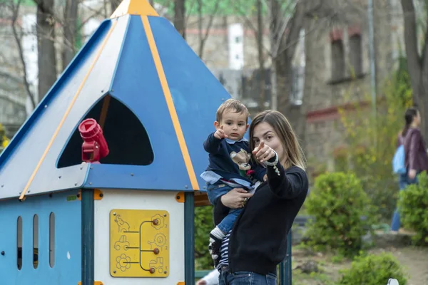 Mutter und Sohn lehren Moment auf einem Spielplatz — Stockfoto