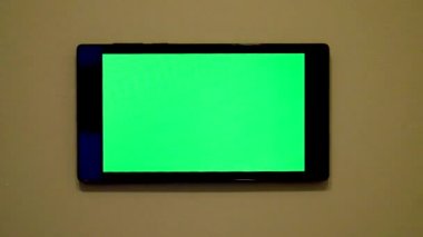 Akıllı ev kontrol cihazı bir duvar