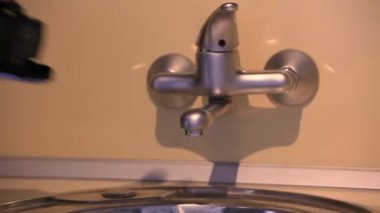 Bir robot elektrikli süpürge su tankında su Poring