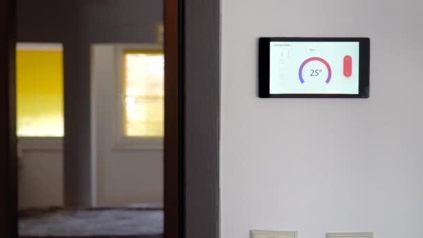 Smart Home Klimasteuerung an der Wand — Stockvideo