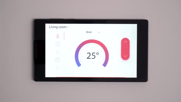 Smart home climate controle-apparaat op een muur — Stockvideo