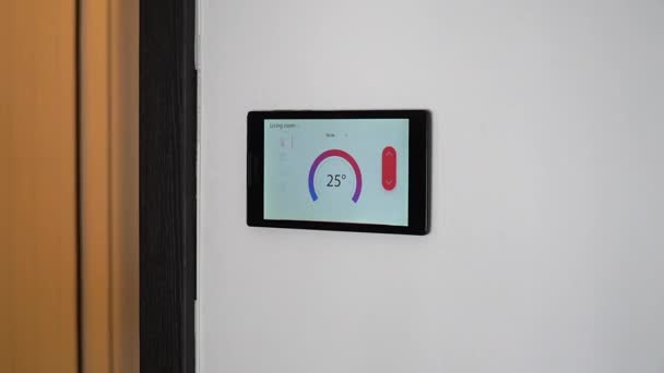 Dispositivo di controllo del clima domestico intelligente su una parete — Video Stock