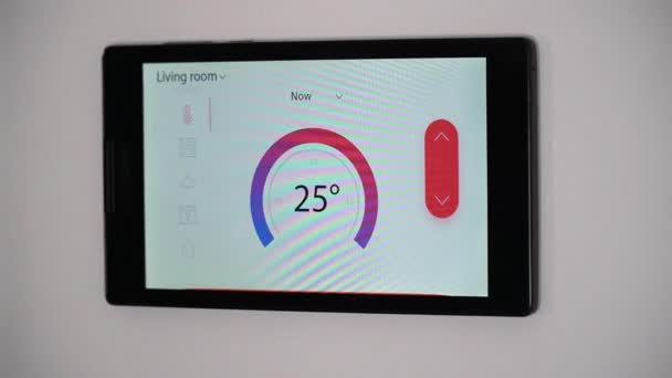 Dispositivo inteligente de control climático para el hogar en una pared — Vídeos de Stock
