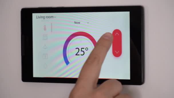 Dispositivo inteligente de control climático para el hogar en una pared — Vídeo de stock