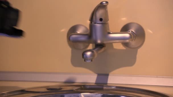 Poring água no tanque de água de um aspirador robô — Vídeo de Stock