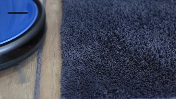 在高地毯上的机器人吸尘器 — 图库视频影像