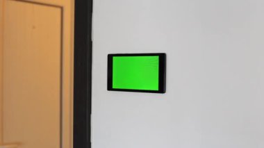 Akıllı ev kontrol cihazı bir duvar