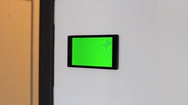 Akıllı ev kontrol cihazı bir duvar