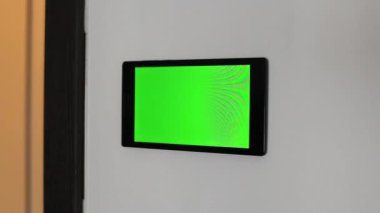 Akıllı ev kontrol cihazı bir duvar