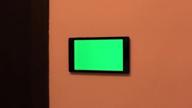 Akıllı ev kontrol cihazı bir duvar