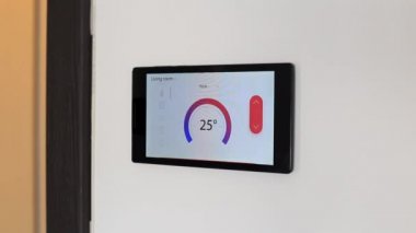 Akıllı Ev İklim kontrol cihazı bir duvar