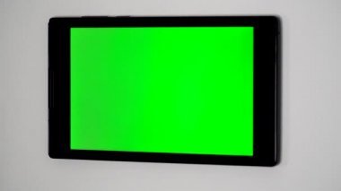 Akıllı ev kontrol cihazı bir duvar