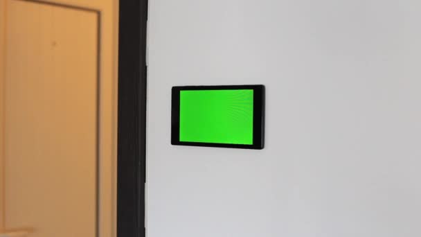 Smarta hem kontroll enhet på en vägg — Stockvideo