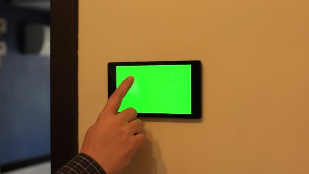 Dispositivo de control doméstico inteligente en una pared — Vídeos de Stock