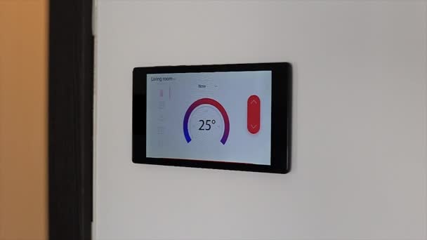 Dispositivo inteligente de control climático para el hogar en una pared — Vídeo de stock