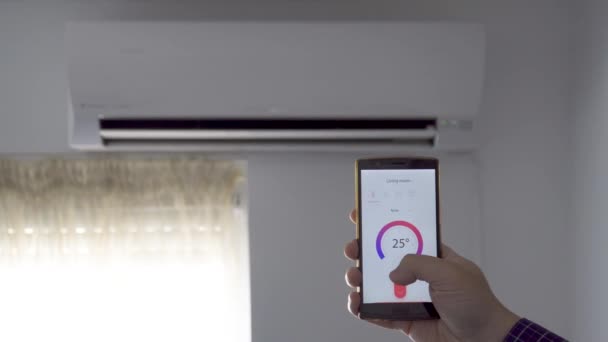 Control de aire acondicionado a través de la aplicación smartphone — Vídeo de stock