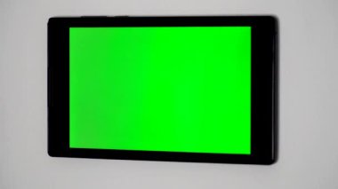 Akıllı ev kontrol cihazı bir duvar