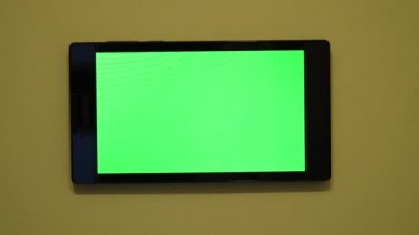 Akıllı ev kontrol cihazı bir duvar