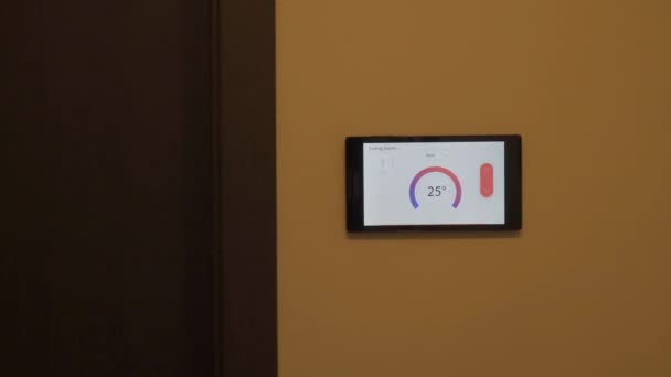 Akıllı Ev İklim kontrol cihazı bir duvar — Stok video