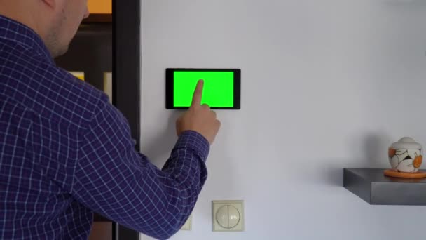 Akıllı ev kontrol cihazı bir duvar — Stok video