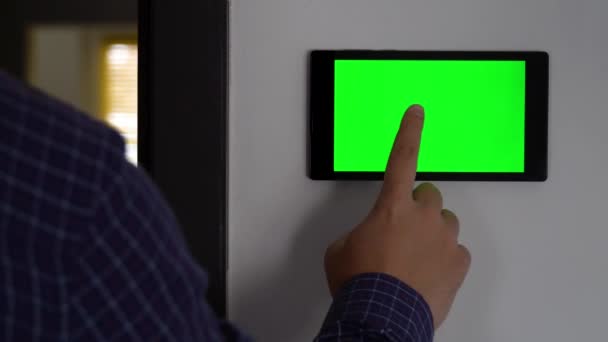 Έξυπνο σπίτι ελέγχου συσκευής σε τοίχο — Αρχείο Βίντεο