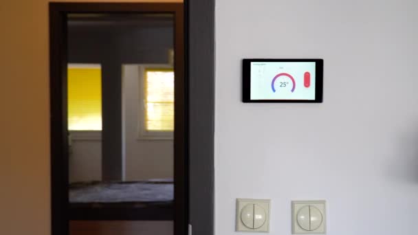 Smart home climate controle-apparaat op een muur — Stockvideo