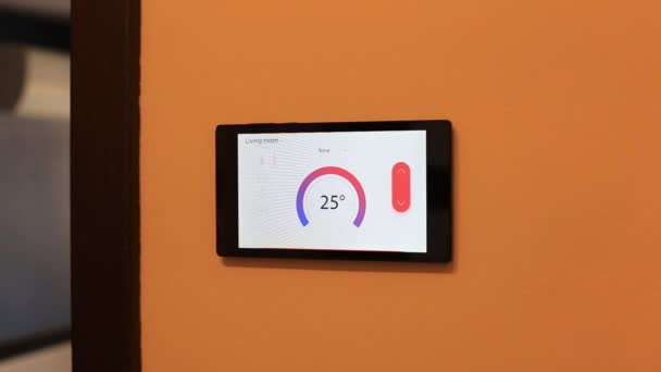 Dispositivo de controle de clima em casa inteligente em uma parede — Vídeo de Stock
