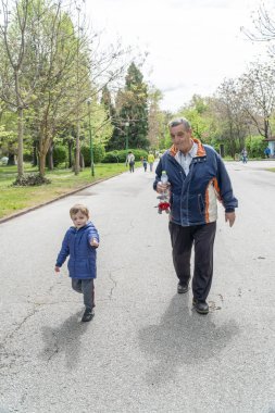 Sokakta yürüyen çocuk ve büyükbaba