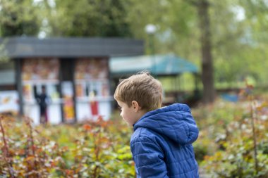 Parkta koşan küçük çocuk