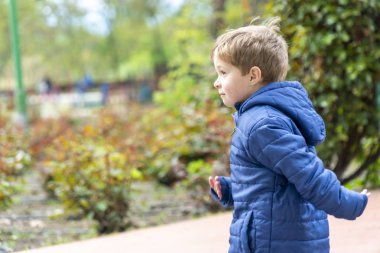 Parkta koşan küçük çocuk