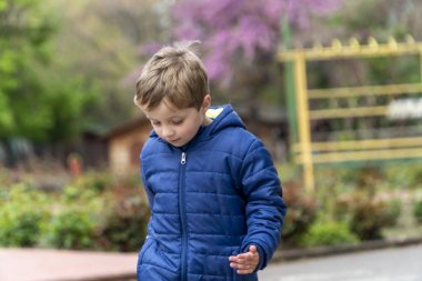 Küçük çocuk bir parkta yürüyüş