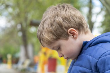 Küçük çocuk portre aşağı bakıyor