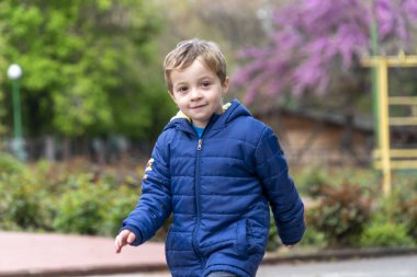 Parkta koşan küçük çocuk