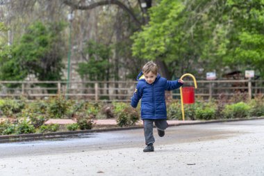 Parkta koşan küçük çocuk