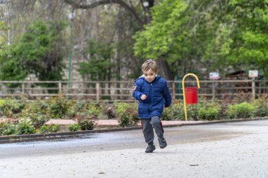 Parkta koşan küçük çocuk