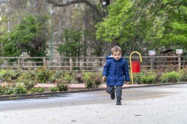 Parkta koşan küçük çocuk