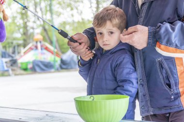 Küçük çocuk ördek balık palying