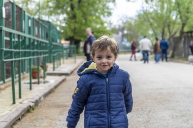Kameraya doğru koşan küçük çocuk