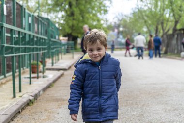 Kameraya doğru koşan küçük çocuk