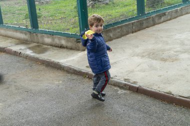 Küçük çocuk kameraya el sallıyor