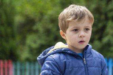 Kameraya bakan küçük çocuk portresi